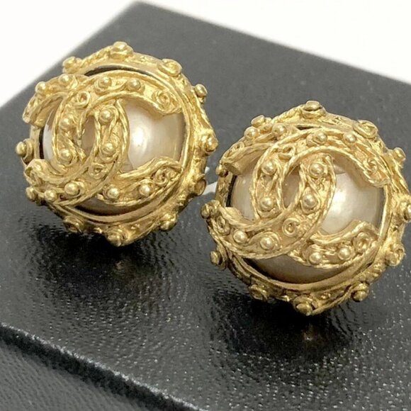 CHANEL CC Logos Pearl Round Clip-On Earrings Gold Tone 94A Auth w/Box D-b1151229 - Picture 9 of 16